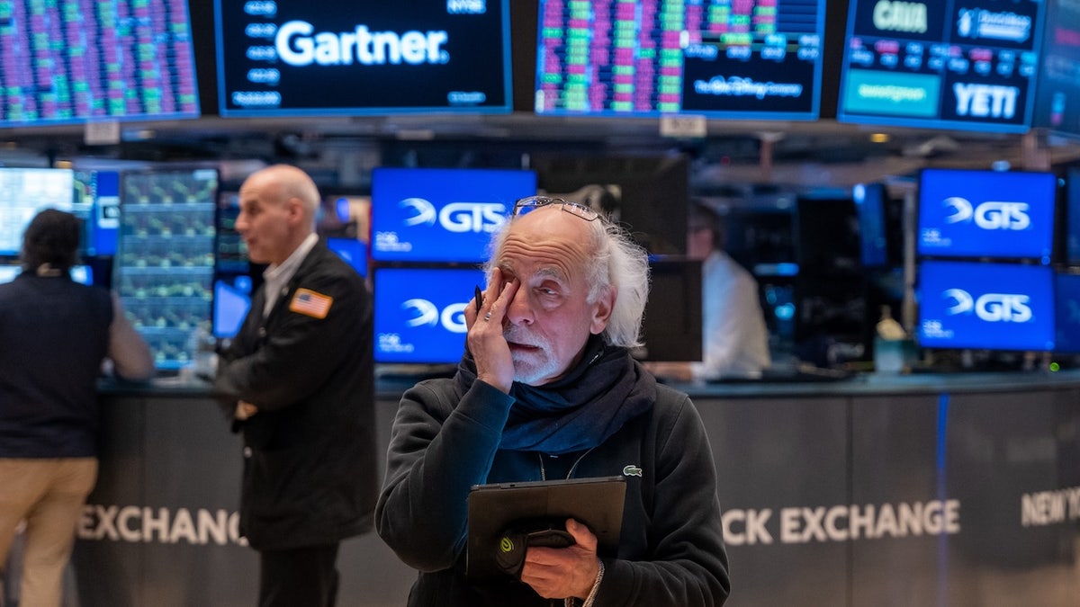 The traders work on the Exchange New York Couty (NYSE) on 28 March 2025, New York City. As a growing struggle for Trump's President and youth marks of reoperapets involved again, dow jones fell over 700 or almost 1.7%. (Photo by I SP SPONER PLATT / FETTY ONLY)